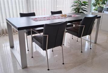 Eettafel met vier stoelen.  Kan ook apart.   beschikbaar voor biedingen
