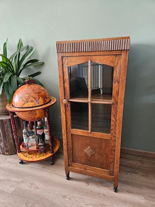 Antiek kastje met glazen deur / servieskast, Art Deco detail, Huis en Inrichting, Kasten | Vitrinekasten, Gebruikt, 100 tot 150 cm