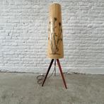Vintage vloerlamp - teak driepoot voet - droogbloemen UNIEK, Huis en Inrichting, Lampen | Vloerlampen, Ophalen, Gebruikt, 100 tot 150 cm