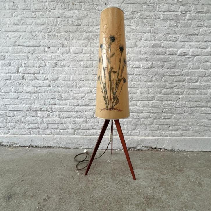 Vintage vloerlamp - teak driepoot voet - droogbloemen UNIEK, Huis en Inrichting, Lampen | Vloerlampen, Gebruikt, 100 tot 150 cm