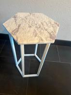 Zeshoekig bijzettafeltje met marmeren blad, Ophalen, Minder dan 55 cm, Metaal of Aluminium, Zo goed als nieuw