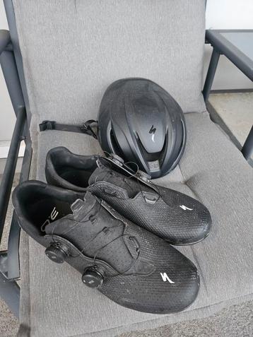 Tekoop specialized wielrennersschoenen maat 43Recon3 en helm beschikbaar voor biedingen