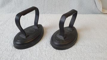 Vintage gietijzeren strijkijzer beschikbaar voor biedingen