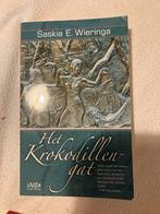 S.E. Wieringa - Het Krokodillengat LGBTQ, S.E. Wieringa, Ophalen of Verzenden, Zo goed als nieuw, Nederland