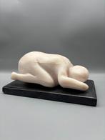 Sculptuur Liggend Figuur Lichtroze Albast, Ophalen of Verzenden