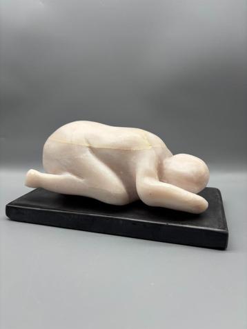 Sculptuur Liggend Figuur Lichtroze Albast beschikbaar voor biedingen