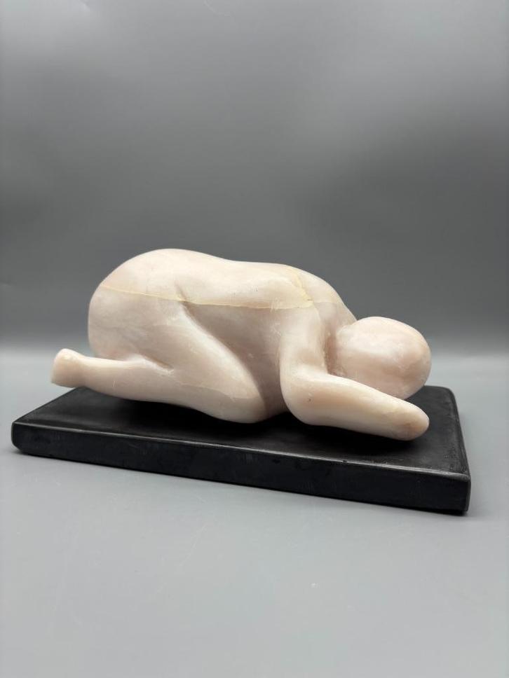 Sculptuur Liggend Figuur Lichtroze Albast, Antiek en Kunst, Kunst | Beelden en Houtsnijwerken, Ophalen of Verzenden