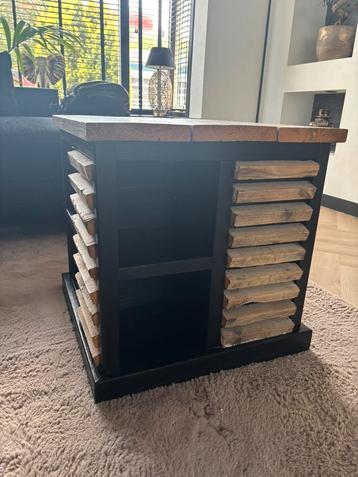 1x houten bijzettafel beschikbaar voor biedingen