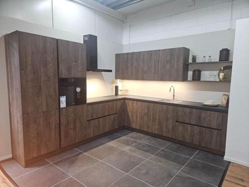 Luxe hout kleurige, greeploze showroomkeuken met zwarte gree, Huis en Inrichting, Keuken | Complete keukens, Nieuw, Hoekkeuken