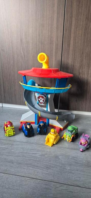 Paw patrol uitkijktoren met 6 auto met pups beschikbaar voor biedingen