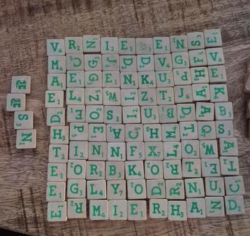 Oude scrabble letters  beschikbaar voor biedingen