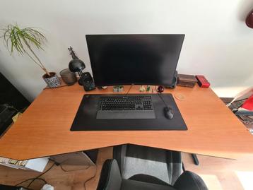 Groot kantoor bureau beschikbaar voor biedingen