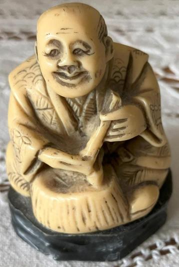 Gaaf Japans Netsuke op een donkere sokkel. Circa 1950 beschikbaar voor biedingen
