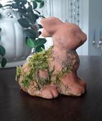Verweerde terracotta konijntje / haasje met mos erop, Antiek en Kunst, Ophalen of Verzenden
