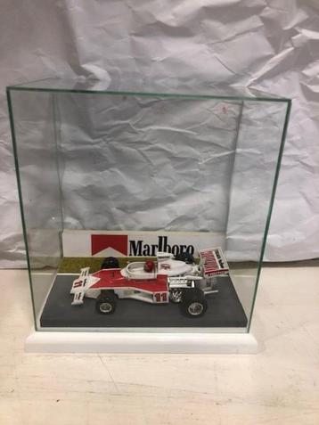 F1 Mc Laren Mallboro Racewagen is glazen vitrine diorama beschikbaar voor biedingen