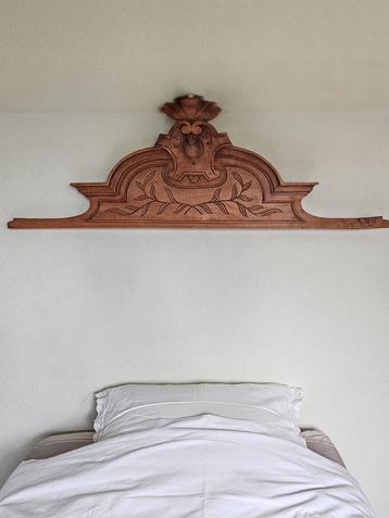 Napoleon III fronton ornamenten stuk van massief kersen hout beschikbaar voor biedingen