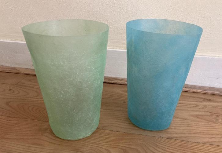 Vaas blauw en groen uit wereldwinkel 2 stuks, Huis en Inrichting, Woonaccessoires | Vazen, Nieuw, Overige kleuren, Minder dan 50 cm