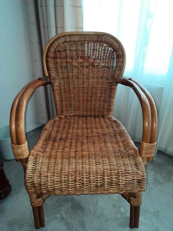 Rotan Stoel met Armleuningen beschikbaar voor biedingen