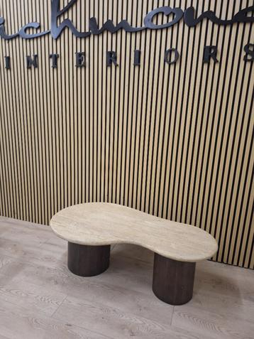 salontafel travertin model Douglas van Richmond Interiors beschikbaar voor biedingen