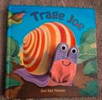 Trage Joe kinderboek met handpop, Boeken, Ophalen of Verzenden, Zo goed als nieuw, 2 tot 3 jaar, Uitklap-, Voel- of Ontdekboek