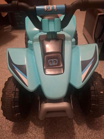 Elektrisch kinder auto behoren batterijen in.