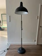 Industriële verstelbare zwarte vloerlamp (150-185 cm hoog), Huis en Inrichting, Lampen | Vloerlampen, Ophalen, Industrieel, Scandinavisch