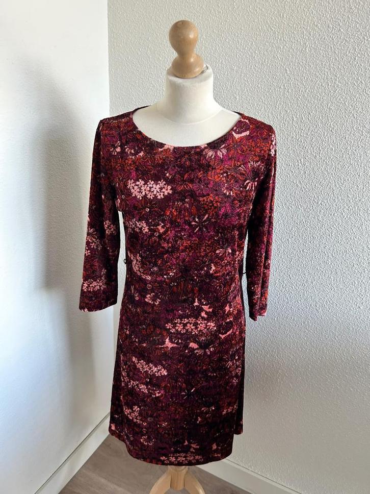 King Louie maat L velvet wijnrode Zoe dress 2534, Kleding | Dames, Jurken, Zo goed als nieuw, Maat 42/44 (L), Rood, Knielengte