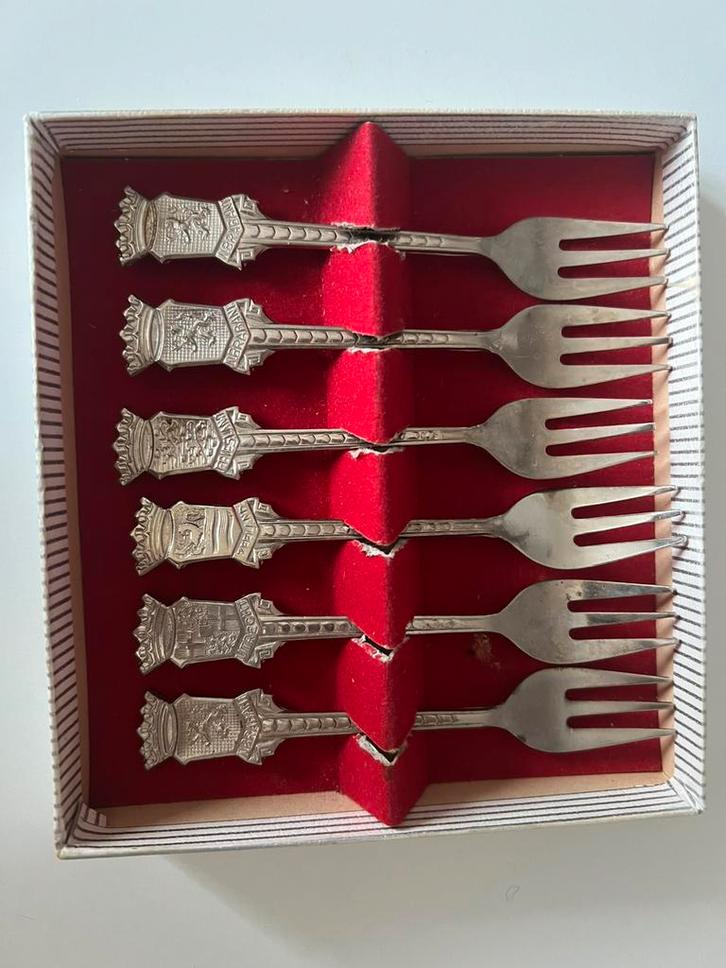 Set van 6 vintage gebaksvorkjes - thema provincies, Huis en Inrichting, Keuken | Bestek, Zo goed als nieuw, Rvs of Chroom, Ophalen of Verzenden