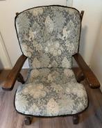 Klassieke fauteuil met stevige bekleding en houten frame, Ophalen, Hout, Gebruikt, Twee