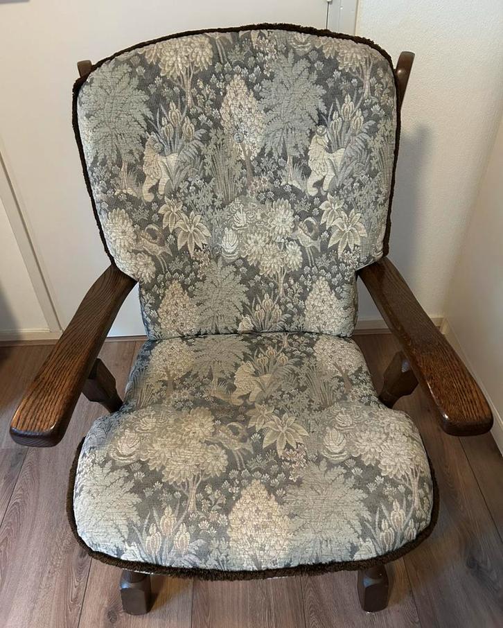 Klassieke fauteuil met stevige bekleding en houten frame, Huis en Inrichting, Stoelen, Gebruikt, Twee, Hout, Stof, Bruin, Ophalen