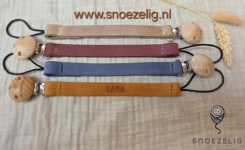 Gepersonaliseerd kraamcadeau / leren speenkoord met naam beschikbaar voor biedingen