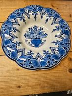 delft blauwe plooischotel met bloemenmand, Antiek en Kunst, Ophalen of Verzenden