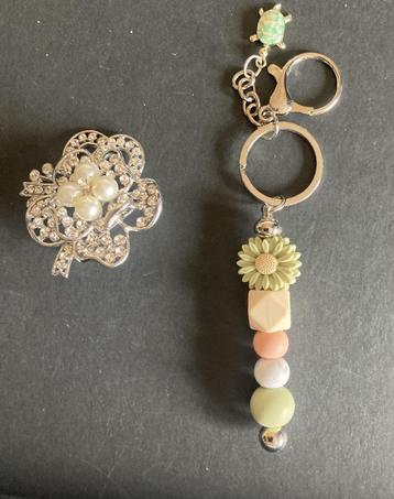 Broche en sleutelhanger beschikbaar voor biedingen