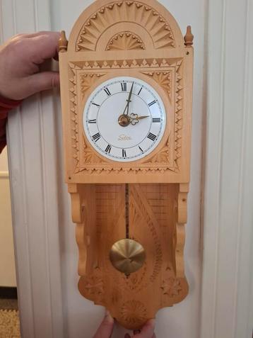 Houten Klok met Houtsnijwerk - Electrisch beschikbaar voor biedingen