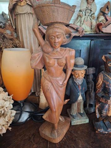 Balinees houten beeld vrouw met mand - 40cm beschikbaar voor biedingen