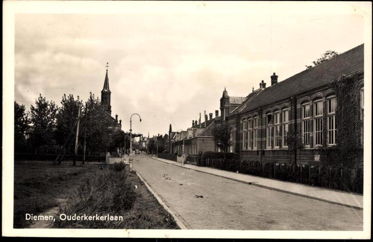 Diemen (N.H.), Ouderkerkerlaan met school, ca. 1950, gelopen, Verzamelen, Ansichtkaarten | Nederland, Gelopen, Noord-Holland, 1940 tot 1960