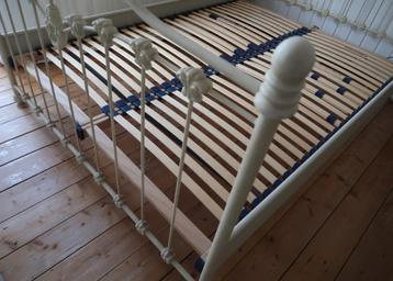 Degelijke metalen bed van Dico  inclusief 2 lattenbodems