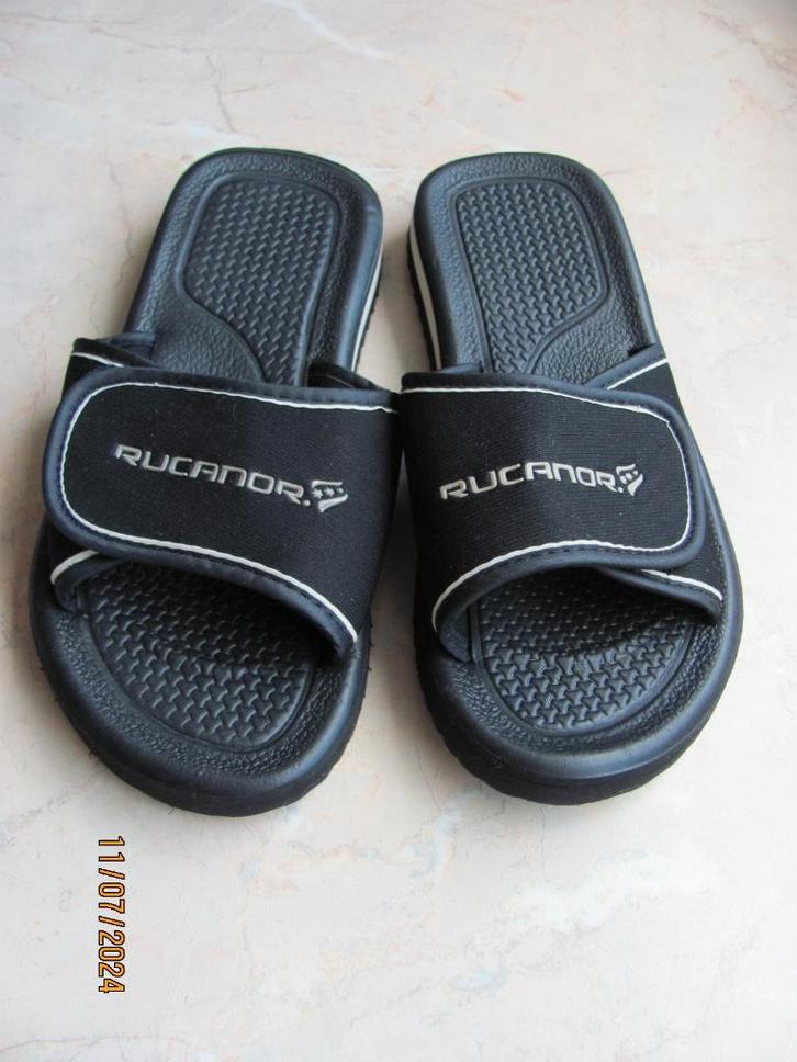 NIEUWSTAAT Zwart - witte BADSLIPPERS uniseks RUCANOR 37/ 38, Kleding | Dames, Schoenen, Zo goed als nieuw, Slippers, Zwart, Ophalen of Verzenden