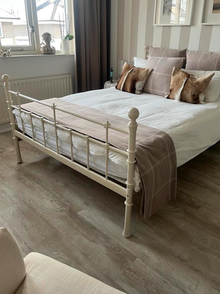 Twee persoonsbed met lattenbodem matras, Huis en Inrichting, Slaapkamer | Bedden, Gebruikt, Tweepersoons, 140 cm, Metaal, Beige
