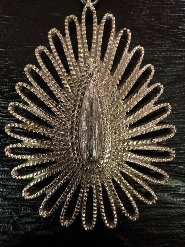 Zilverkleurige MONET ketting met hanger, Sieraden, Tassen en Uiterlijk, Broches, Zo goed als nieuw, Overige materialen, Zilver