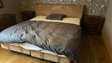 Mooie grote boxspring bed. 180 breed 200 lang. beschikbaar voor biedingen