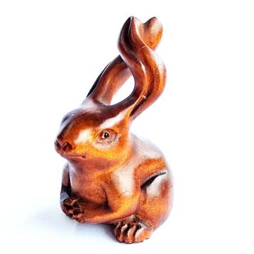 Houten Netsuke van een Haasje met gekruiste oren Japan beschikbaar voor biedingen