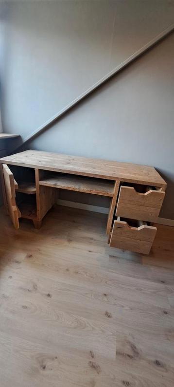 Tienerbureau hout. 2 laden en 1 deurtje met 2 planken beschikbaar voor biedingen