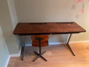Mid century schoolbank, oud retro school bureau met stoeltje beschikbaar voor biedingen