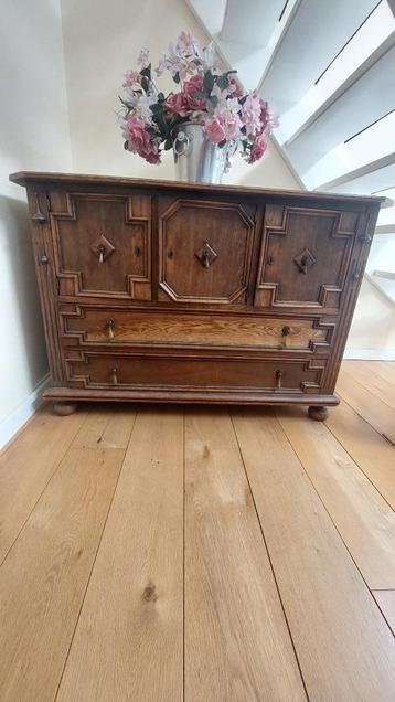 Mooie houten ladenkast beschikbaar voor biedingen