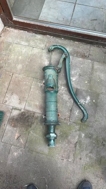 Hand pomp beschikbaar voor biedingen