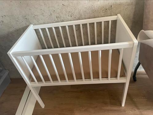 Cabino Wieg Floris Wit + Bebies First Wieg Matras, Kinderen en Baby's, Babywiegjes en Ledikanten, Zo goed als nieuw, Wieg, Ophalen