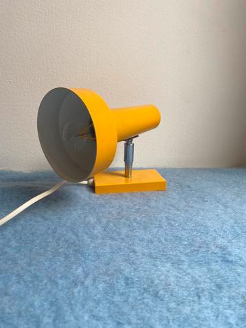 Okergeel vintage wandlampje beschikbaar voor biedingen