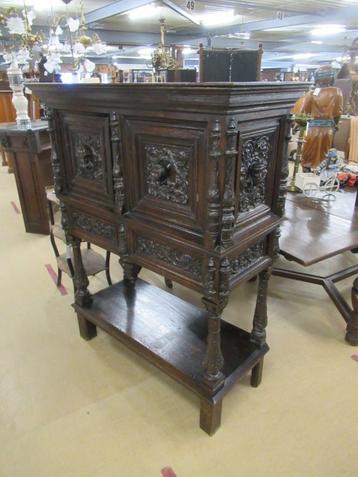 Oer 10956 ANTIEK eikenhouten tafelkabinet met snijwerk beschikbaar voor biedingen