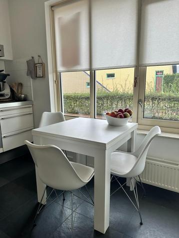 uitschuifbare tafel met 3 stoelen beschikbaar voor biedingen